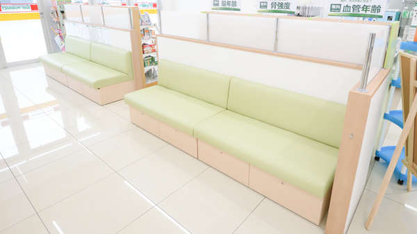 スギ薬局　長良東店の待合スペース