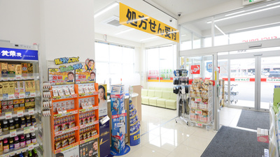 スギ薬局　宝殿店の入口