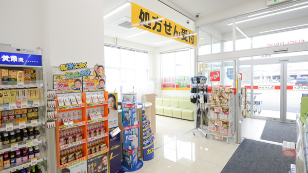 スギ薬局　宝殿店の入口