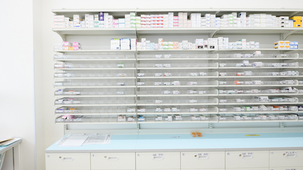 スギ薬局　宝殿店の薬棚
