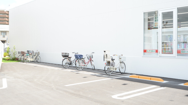 スギ薬局　宝殿店の駐輪場