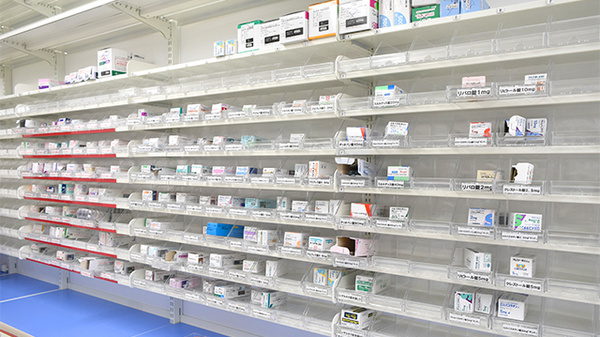 スギ薬局　川崎藤崎店の薬棚
