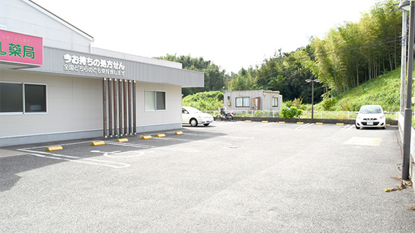 エール薬局の駐車場