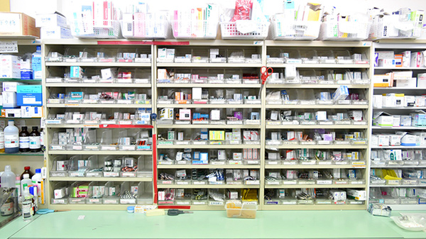 エール薬局　かづらしま店の薬棚