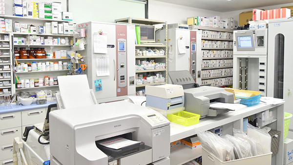 エール薬局　医大前店の調剤室