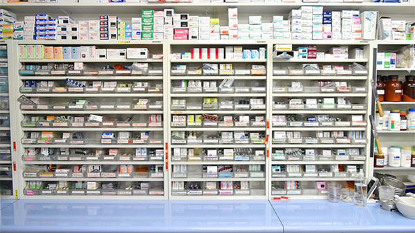 エール薬局　医大前店の薬棚