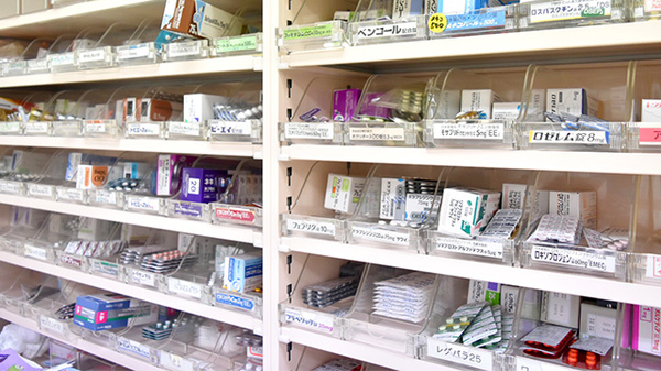 エール薬局　あき店の薬棚