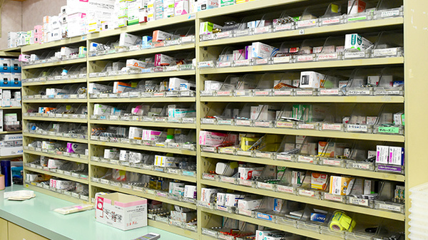 エール薬局　たかおか店の薬棚