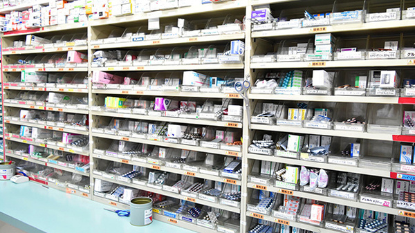 エール薬局　さめうら店の薬棚