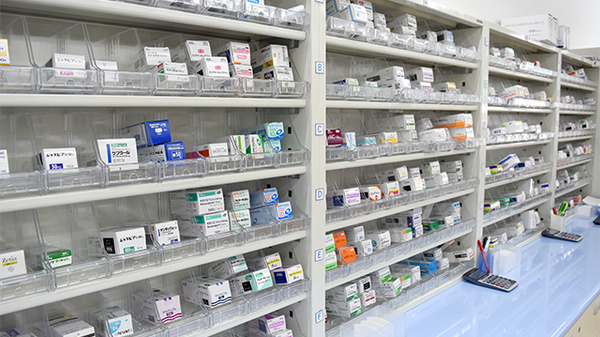 南山堂薬局　筑西店の薬棚