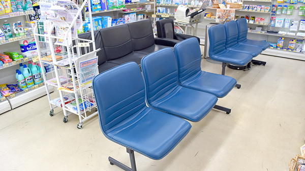 大阪堂薬局　和合店の待合スペース