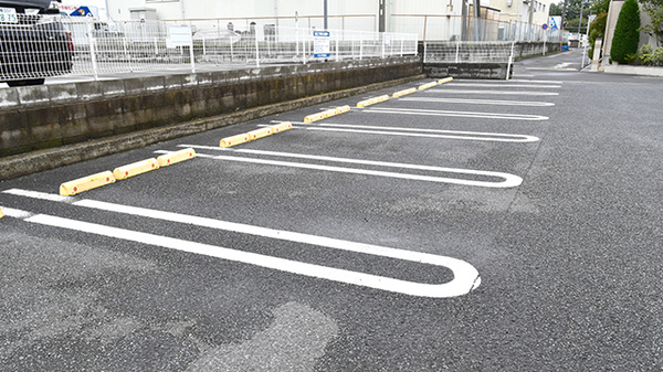 ドラッグセイムス大和柳橋薬局の駐車場