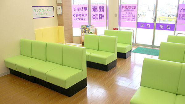 ウェルパーク調剤薬局西府駅前店の待合スペース