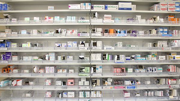 ウェルパーク調剤薬局西府駅前店の薬棚