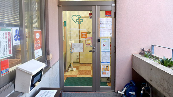 大賀薬局　長田沖大前店の入口