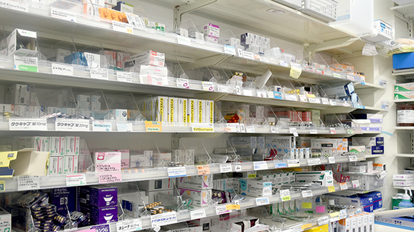 大賀薬局　長田沖大前店の薬棚