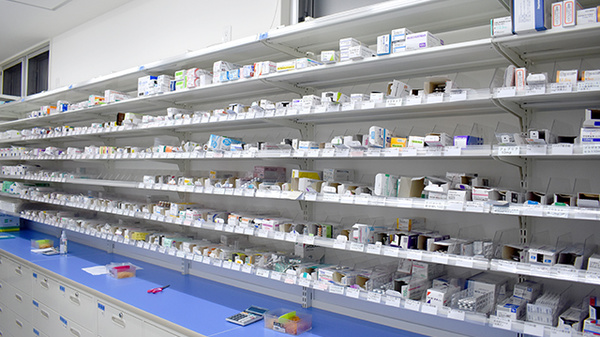 大賀薬局　光吉店の薬棚