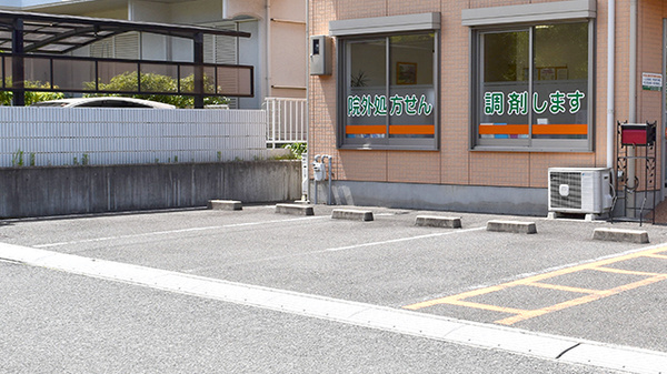 つばさ薬局の駐車場