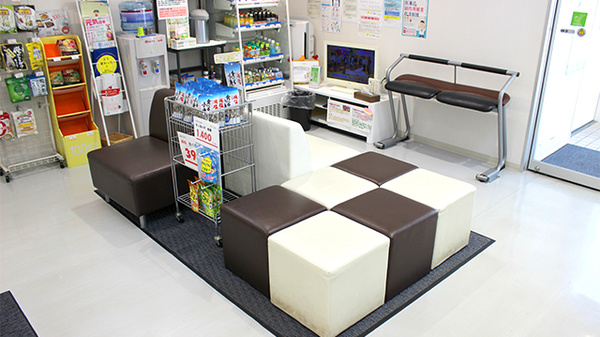 つくし薬局　沼宮内駅前店の待合スペース