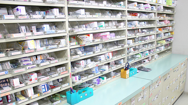 つくし薬局　遠野店の薬棚