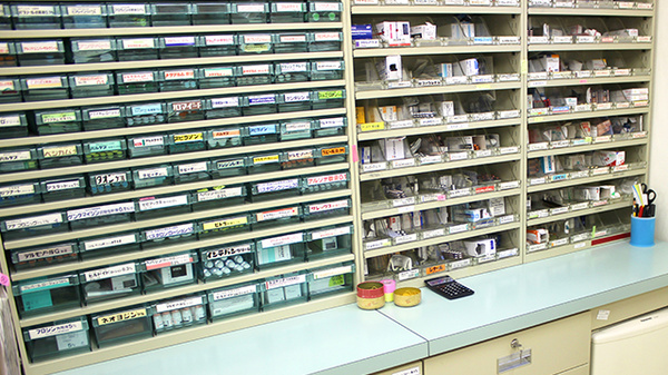 つくし薬局　花巻店の薬棚