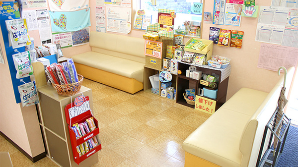 つくし薬局　花巻店の待合スペース