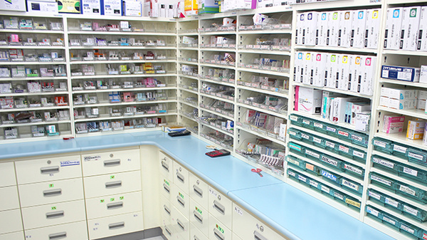 つくし薬局　千厩店の薬棚