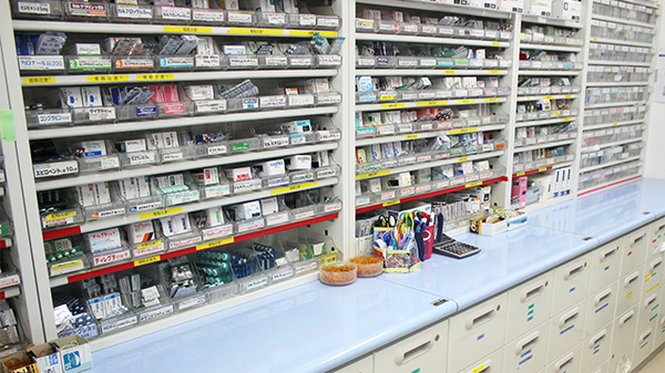 つくし薬局　細浦店の薬棚