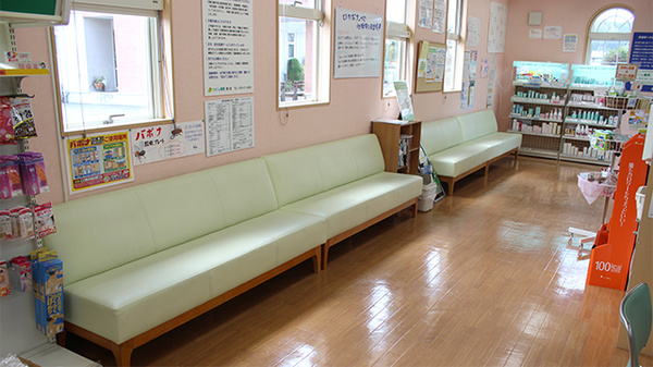 つくし薬局　猪川店の待合スペース
