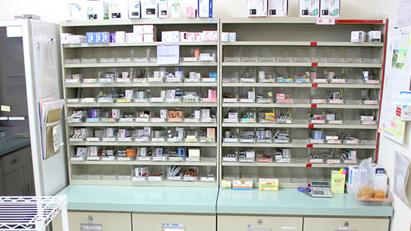 つくし薬局　福室店の薬棚
