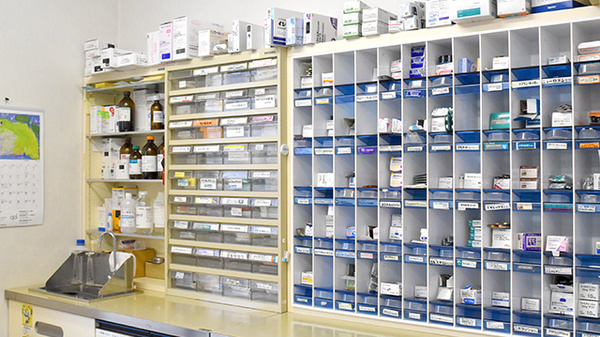 村田調剤薬局　鵜方店の薬棚