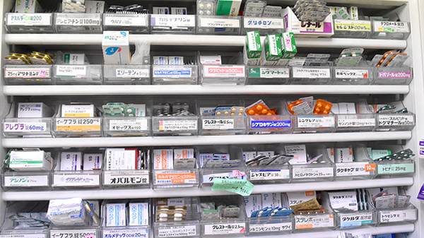 村田調剤薬局　大国町店の薬棚