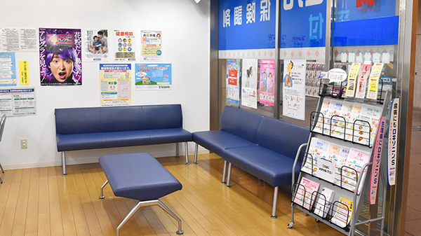村田調剤薬局　なんばＯＣＡＴ店の待合スペース