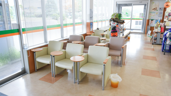 そうごう薬局 ささやま医療センター前店の待合スペース