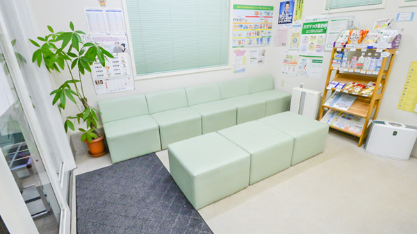 あおば薬局　本町店の待合スペース
