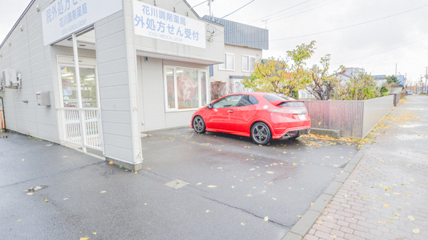 花川調剤薬局の駐車場