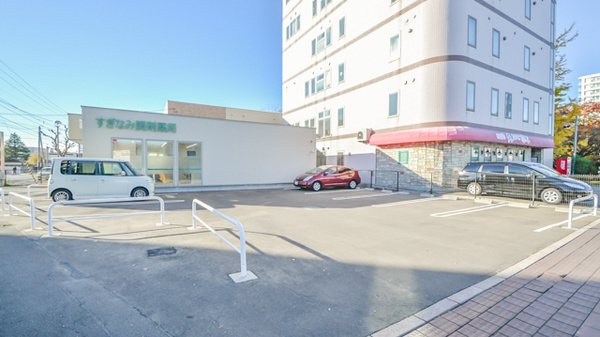 すぎなみ調剤薬局の駐車場