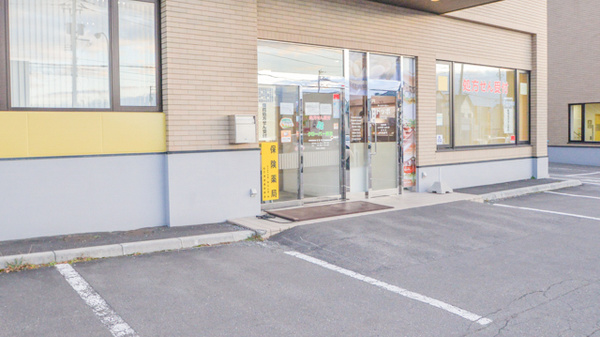 クローバー薬局の入口