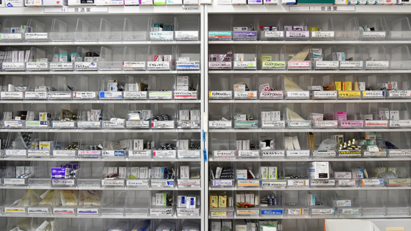 アトム薬局の薬棚