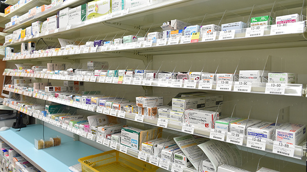 ユタカ薬局浜甲子園の薬棚