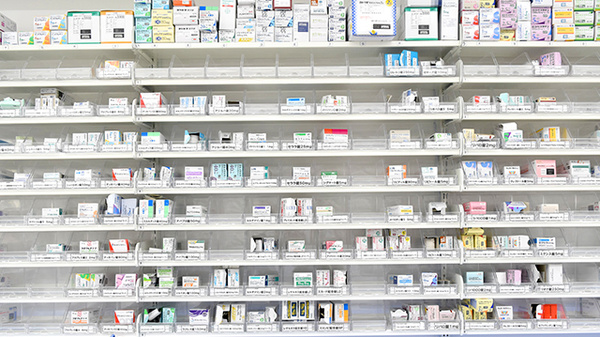 スギ薬局　新所沢店の薬棚