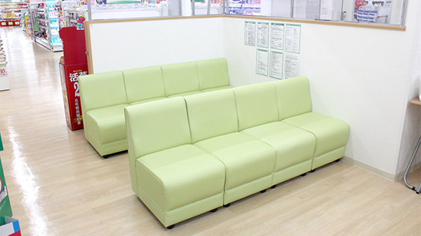 スギ薬局　町田森野店の待合スペース