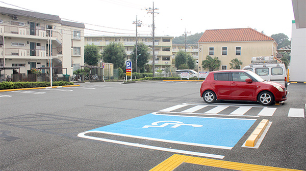 スギ薬局　町田森野店の駐車場
