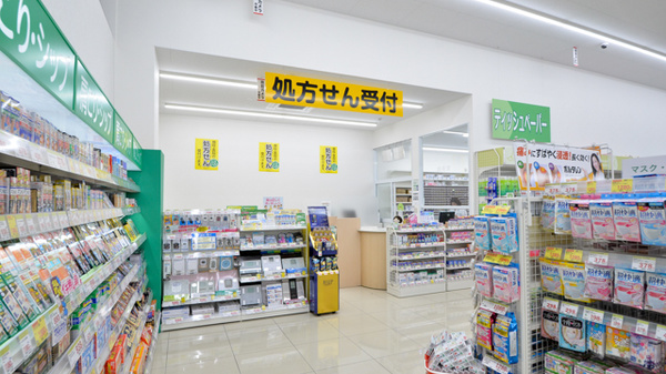 スギ薬局　西春店の入口
