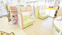 スギ薬局　近江八幡北店の待合スペース