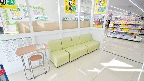 スギ薬局　法隆寺店の待合スペース