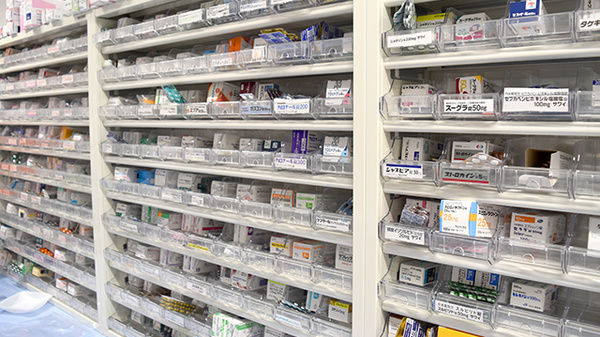 オレンジ薬局　鑓水店の薬棚