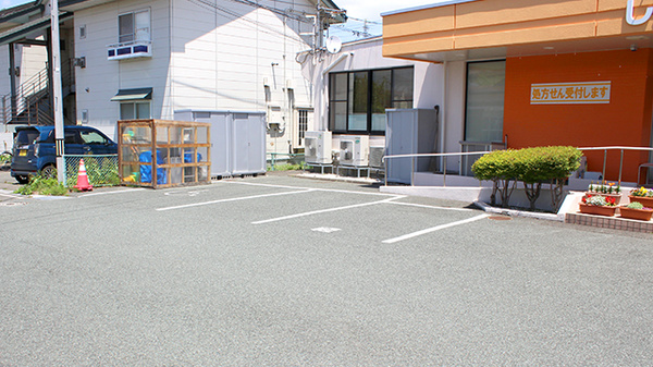 しずくいし中央薬局の駐車場