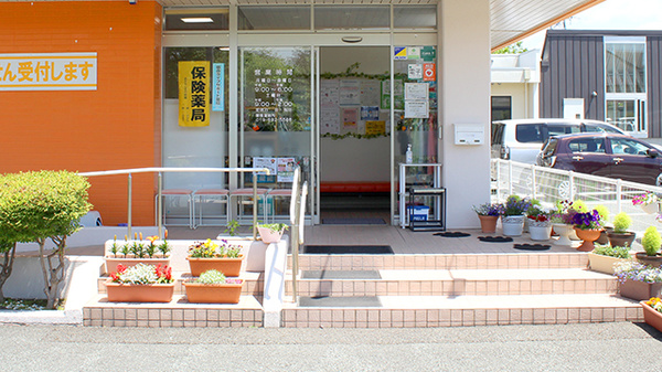 しずくいし中央薬局の入口