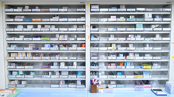 あおぞら薬局　問屋町店の薬棚